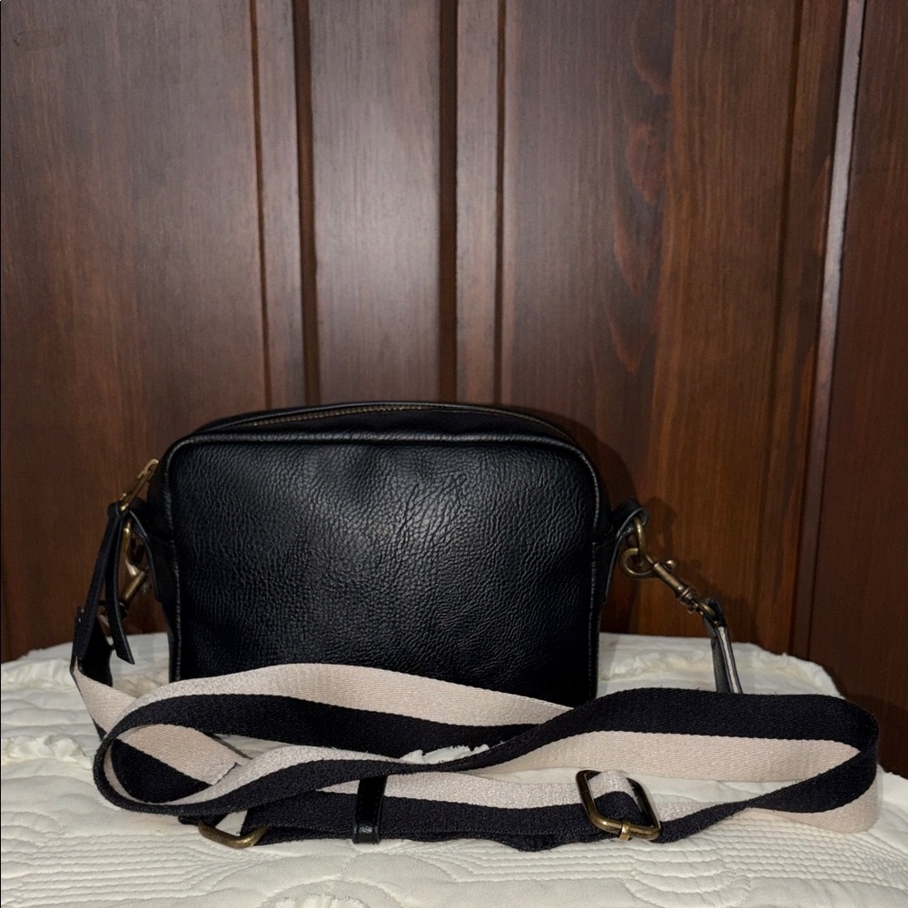 Universal Thread Black Faux Leather Bag with Gold Zipper EUC